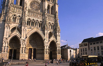 У собора Парижской Богоматери неизвестный напал с молотком на полицейского