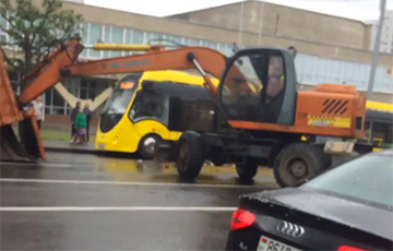 В Минске экскаватор ковшом «прошил» электробус