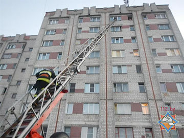 В Речице спасли 4-летнего ребенка, который ходил по подоконнику девятого этажа