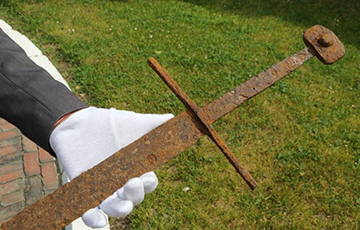 Польский рабочий нашел в болоте чудом сохранившийся 600-летний меч