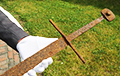 Польскі рабочы знайшоў у балоце цудам захаваны 600-гадовы меч