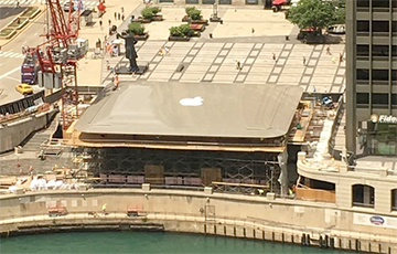 На одной из улиц Чикаго появился гигантский Mac Book Air