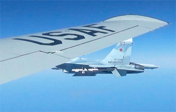 США показали фото сближения российского Су-27 с самолетом-разведчиком