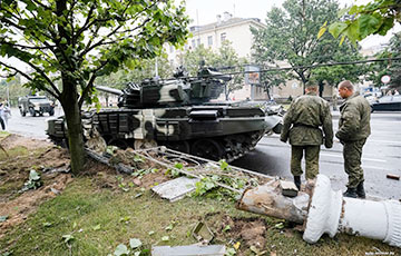 Два красноречивых фото с прогона военной техники по Минску