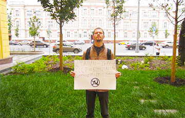 В Москве прошел одиночный пикет против мемориальной доски Сталину