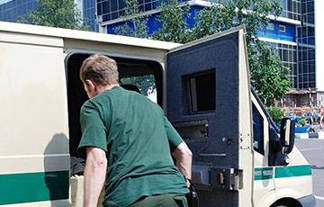 В Слуцке назревает конфликт водителей с инкассаторами