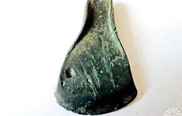 Жыхар Наваполацка перадаў у музей бронзавую сякеру, якой 4000 гадоў