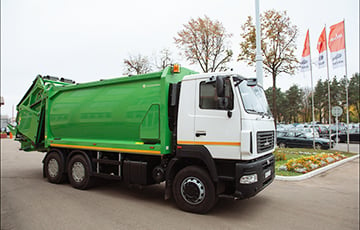 Лукашенко подарил Додону пять тракторов и два мусоровоза