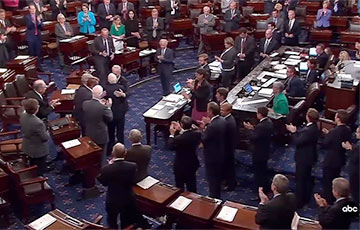 Маккейна в сенате встретили аплодисментами