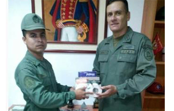 Мадуро наградил военных туалетной бумагой