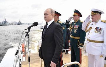 Путин провел помпезный военно-морской парад в Петербурге