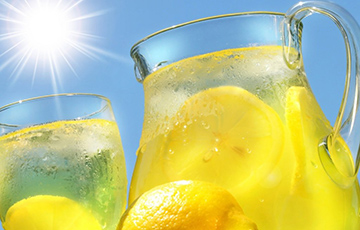 Почему важно начинать день со стакана воды с лимоном