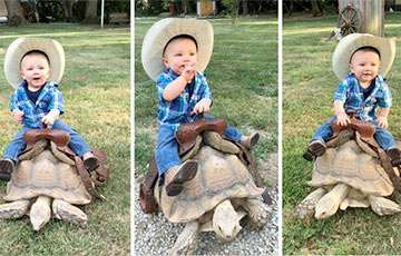 Оседлавший черепаху девятимесячный малыш стал звездой Сети