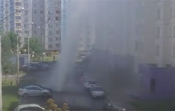 «Гейзер» в Гомеле: столб воды из прорванной трубы поднялся выше девятиэтажки