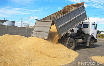 Колхозы в шоке: С машин, которые везут зерно с полей, берут плату за дорогу