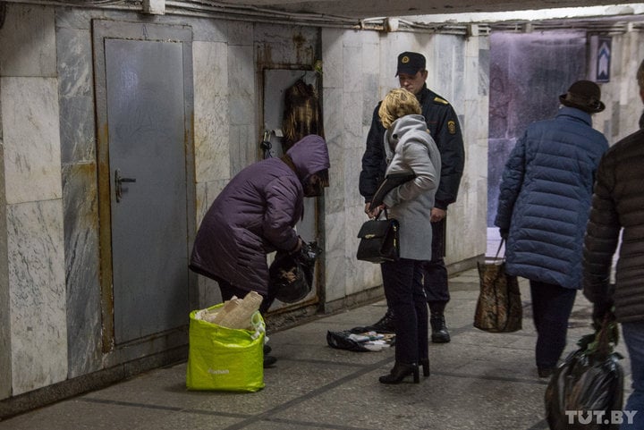 По прибытии на званый вечер гости сразу обратили внимание на развешанные картины по стенам дома