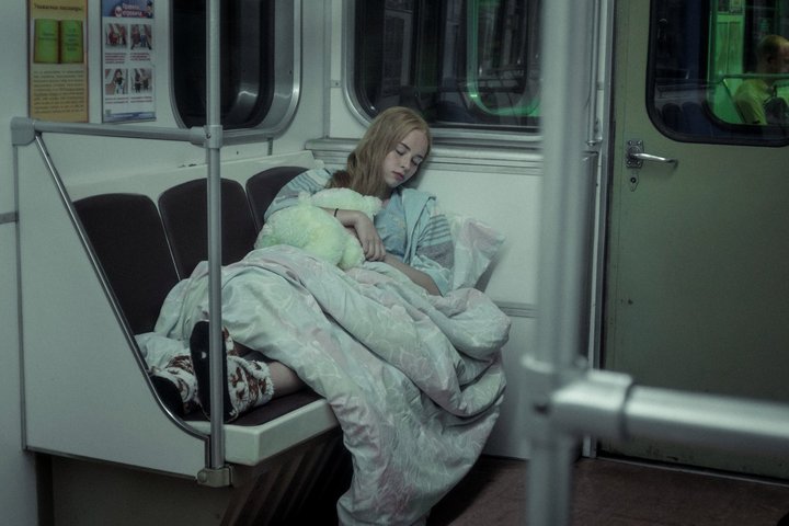          Girl Sleeping on Strangers in  the Subway  OKRU