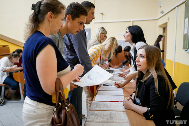 Возможность поступления. Подача документов в университет. Студенты подача документов. Студент подает документы. Поступить в лучший вуз.