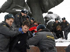 Акция против культа личности Путина закончилась побоями и задержаниями
