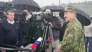 На "Линии Сталина" Лукашенко рассказал о гайках и "резьбе стабильности" (видео)